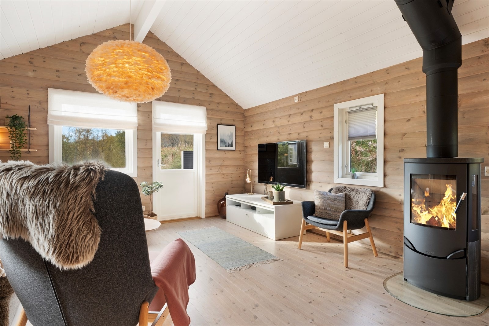 Koseleg stove og kjøken med god plass til spisebord og sofagruppe Galleribilde