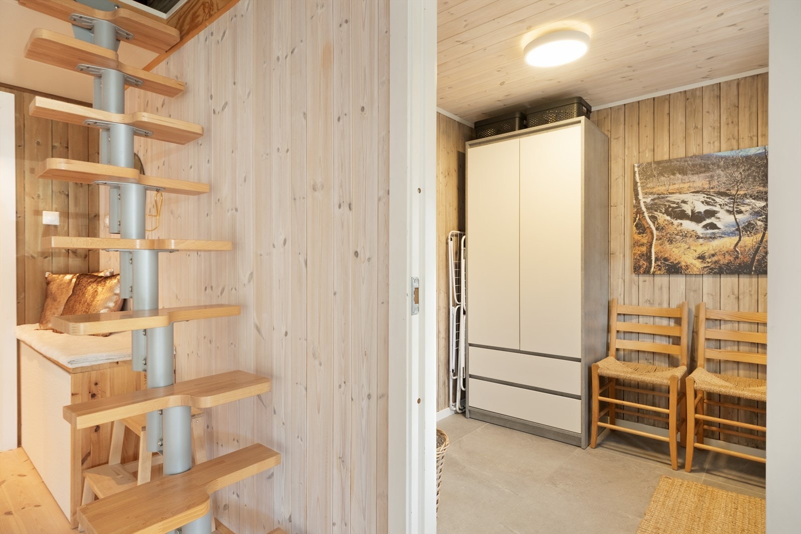 I vindfanget er det flis og varmekabel i golv, og panel på veggar og i himling. Her er det god plass til oppbevaring av uteklede og anna. Galleribilde