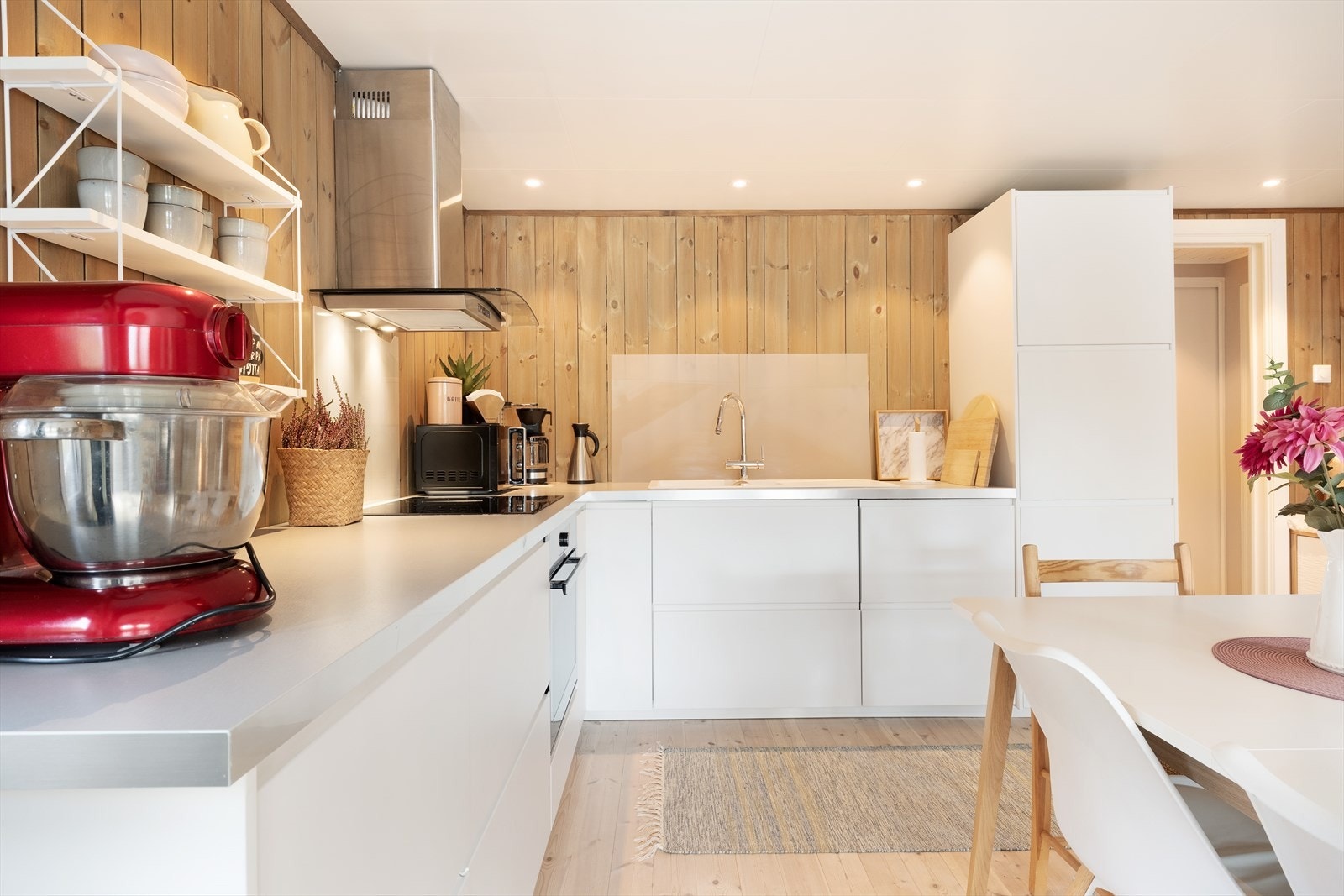 Kvitevarene er integrerte og består av kjøleksåp, frys, steikeomn og platetopp. Galleribilde