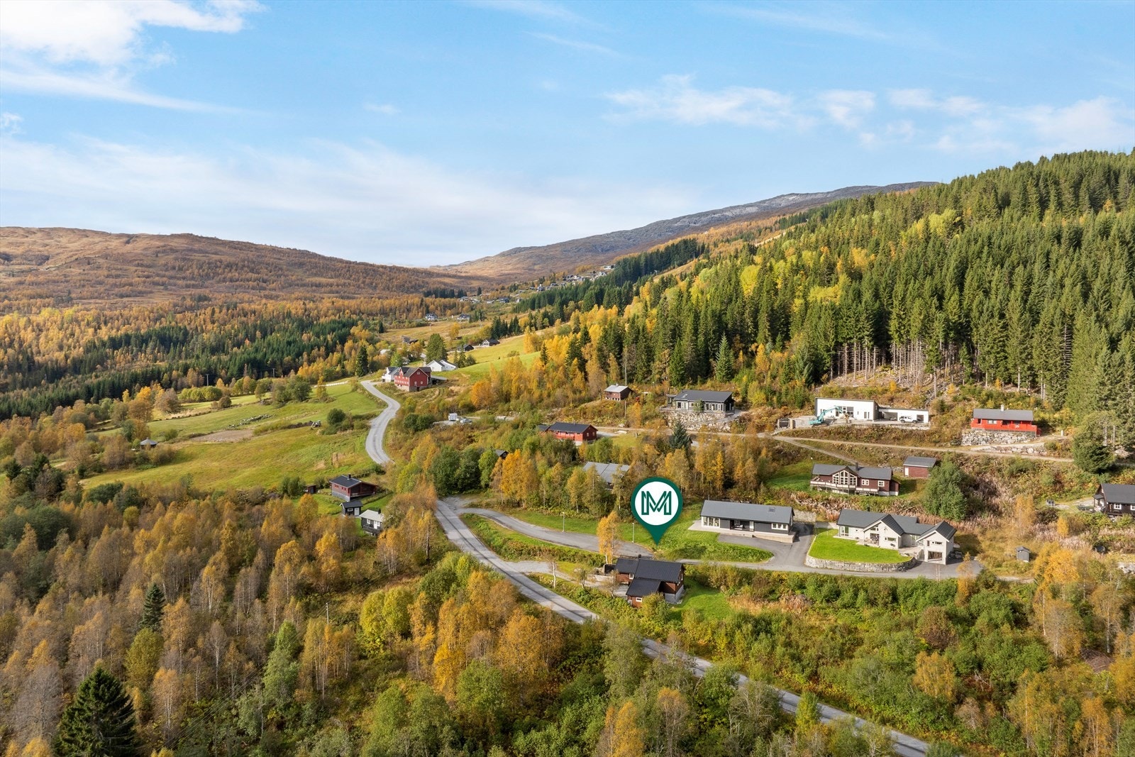 Eigedomen ligg i naturskjønne omgivelsa i Hodlekve med skitrekk og langrennsløyper i gangavstand frå hytta. Galleribilde