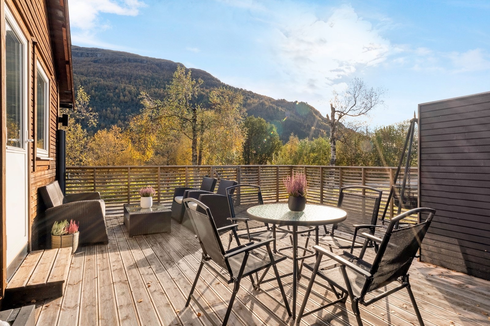 Hytta har gode soltilhøve og flott utsikt utover delar av Sogndalsdalen. Galleribilde