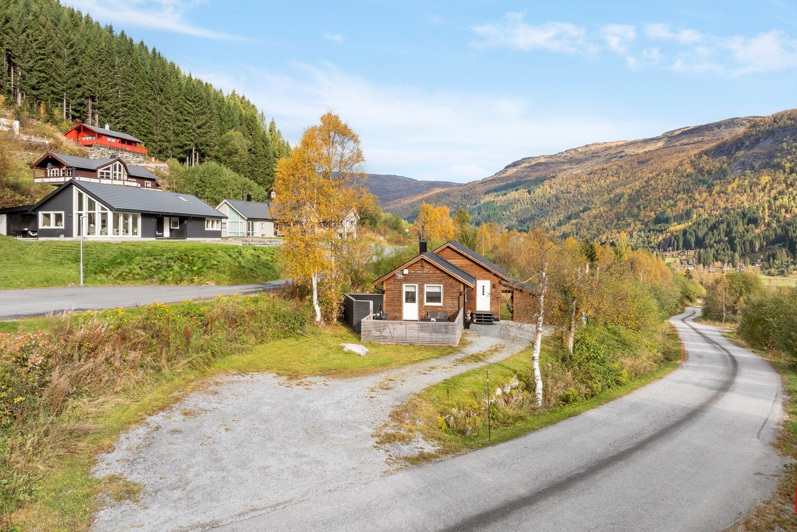 Eigedomen har god tilkomst med rikeleg av parkering. Galleribilde