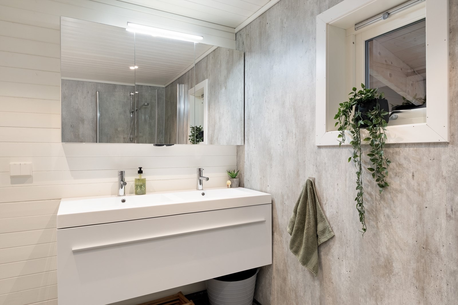 Det er nytta flis på golv, baderomsplater og noko trepanel på del av vegg, og panel i himling. Badet er komplett nytt frå 2016 og har varmekabel i golv. Galleribilde