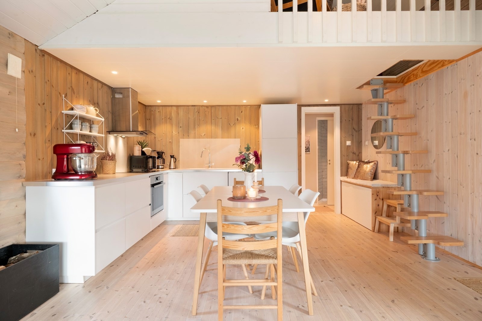 Kjøkkendelen har ei praktisk utforming med god skåpplass og benkeflate. Galleribilde