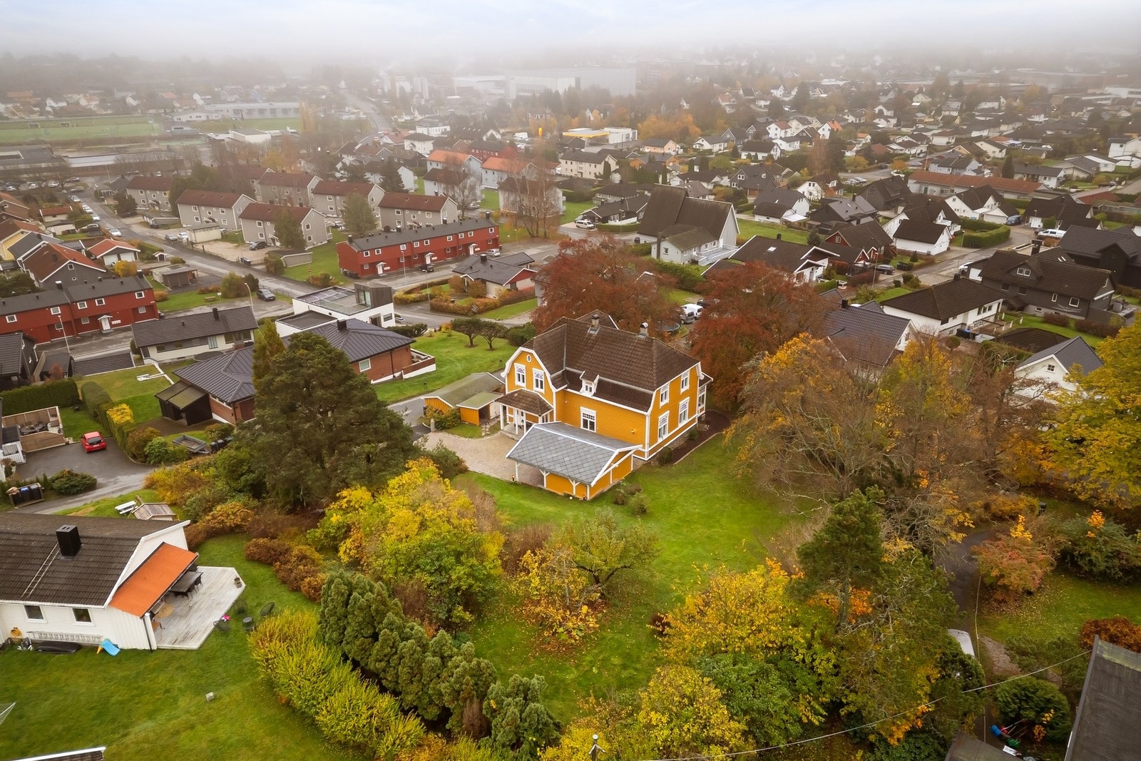 Beliggenheten er attraktiv og fredelig, med kort vei til skole, barnehage, turområder og sentrum. Galleribilde