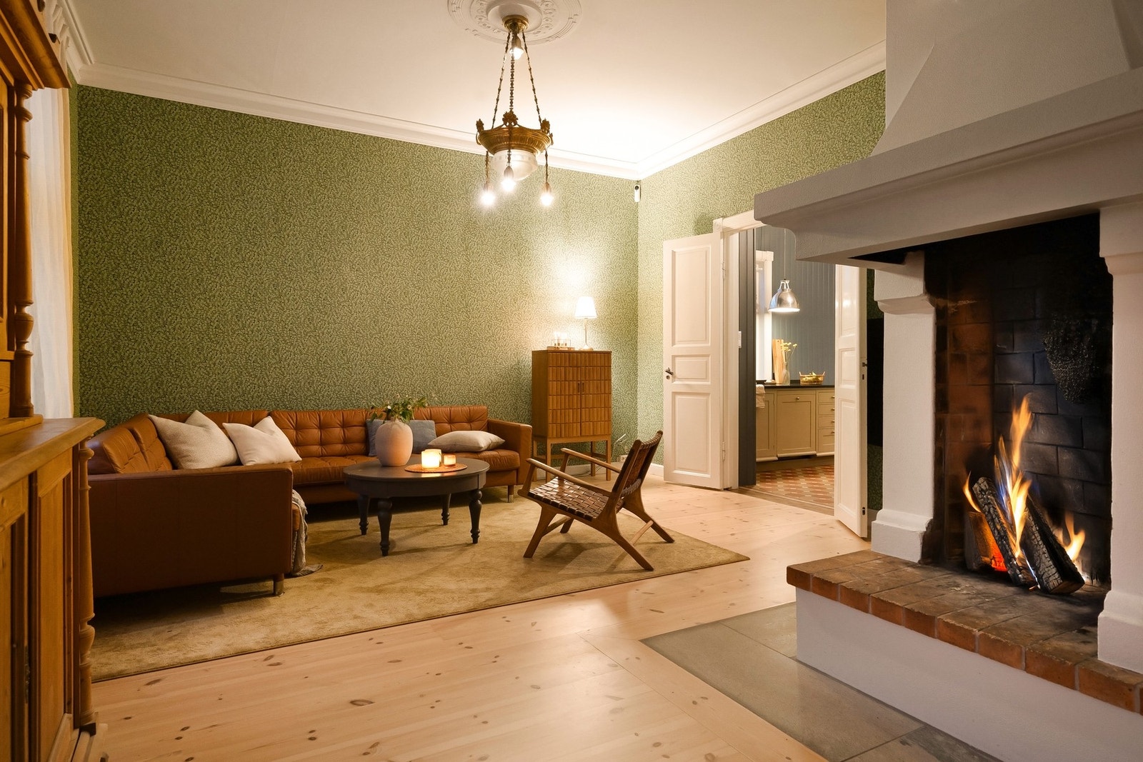 Lun og hyggelig dagligstue med åpen peis. Galleribilde