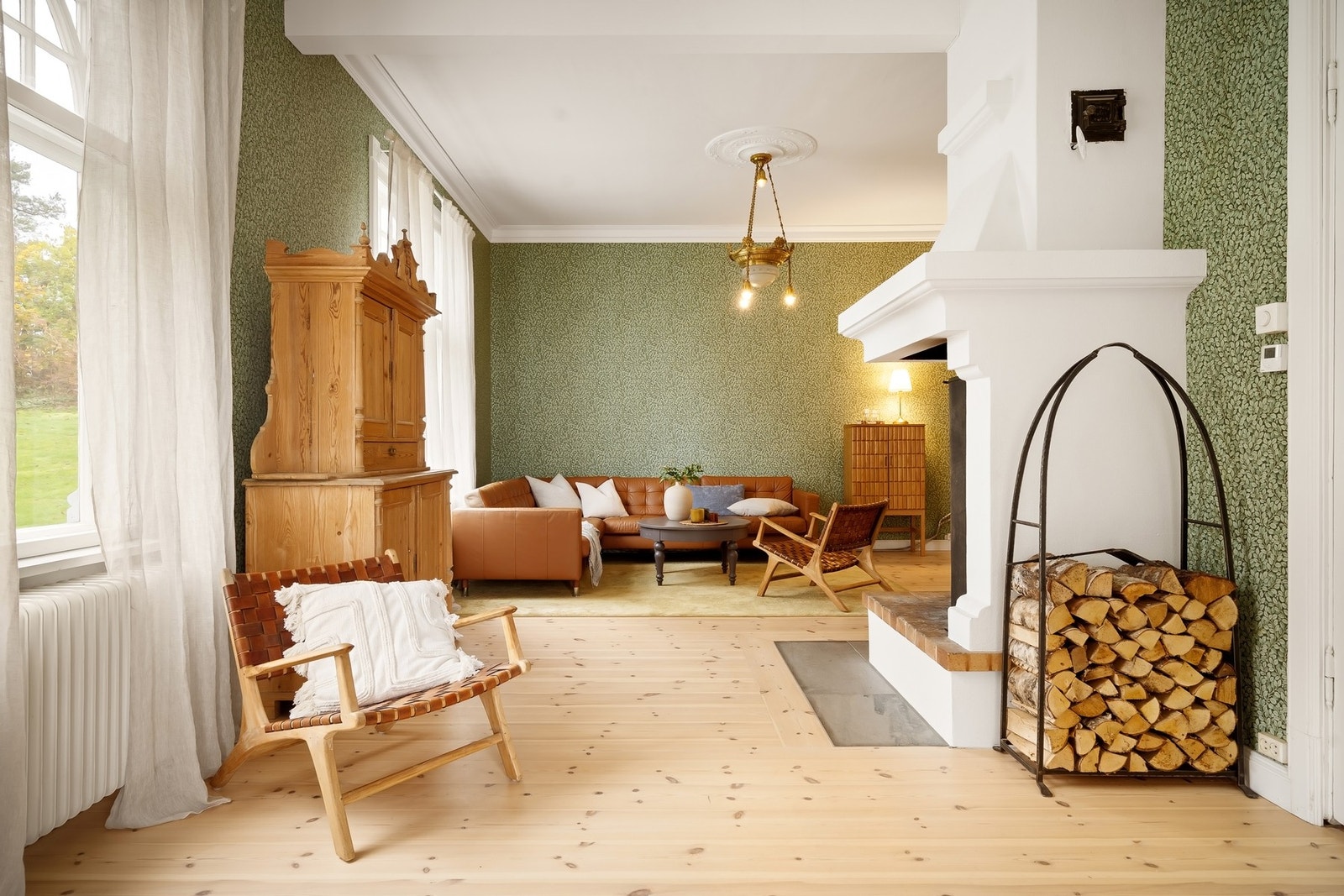 Dagligstue med åpen peis. Galleribilde