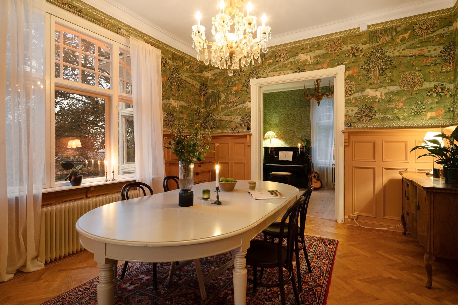 Tofløyet innerdører bidrar til en god flyt mellom rom og stemninger. Galleribilde