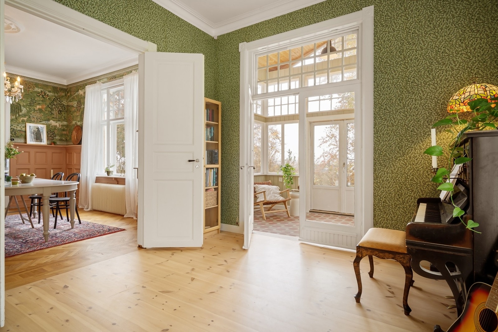 Romslige oppholdsrom, god takhøyde og flotte originale elementer. Galleribilde