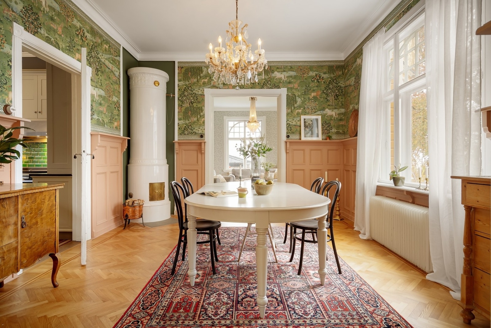 Matsal. Et storslått oppholdsrom med originale detaljer og kakkelovn. Galleribilde