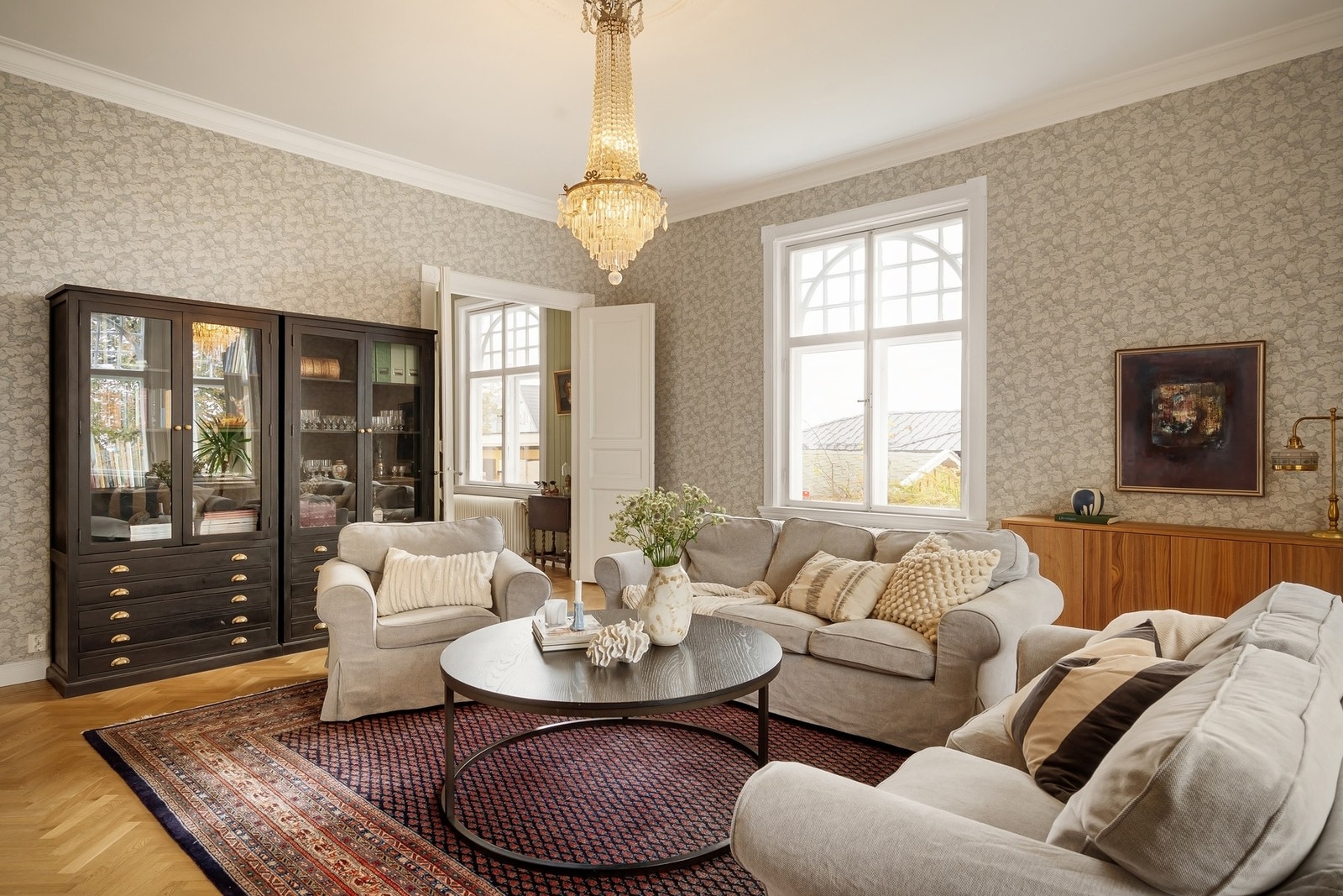 Gulv i hovedetasjen ble bygget opp på nytt i 2022 med vannbåren varme, fliser og fiskebeinsparkett. Galleribilde