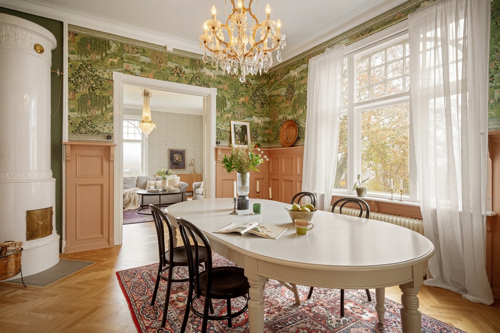 Kakkelovnen ble restaurert i 2023. Galleribilde