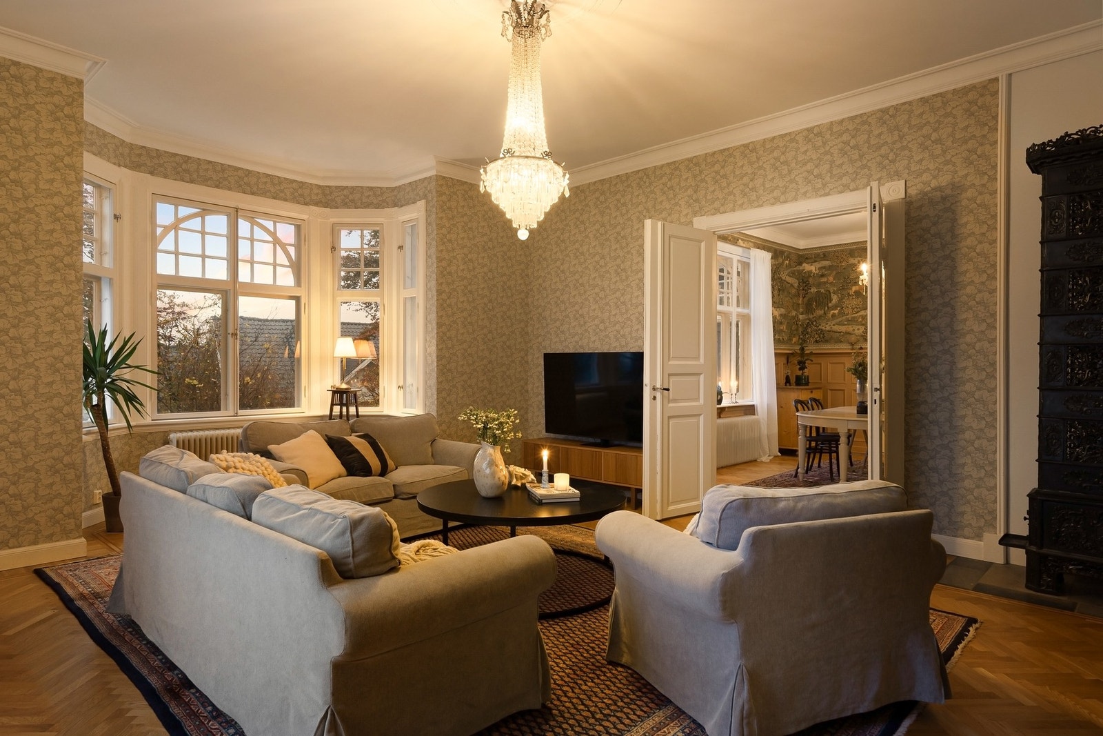 Finstue mot sørøst med plass til salong og tv-møblement.
Etasjeovnen ble nyrenovert i 2024. Galleribilde