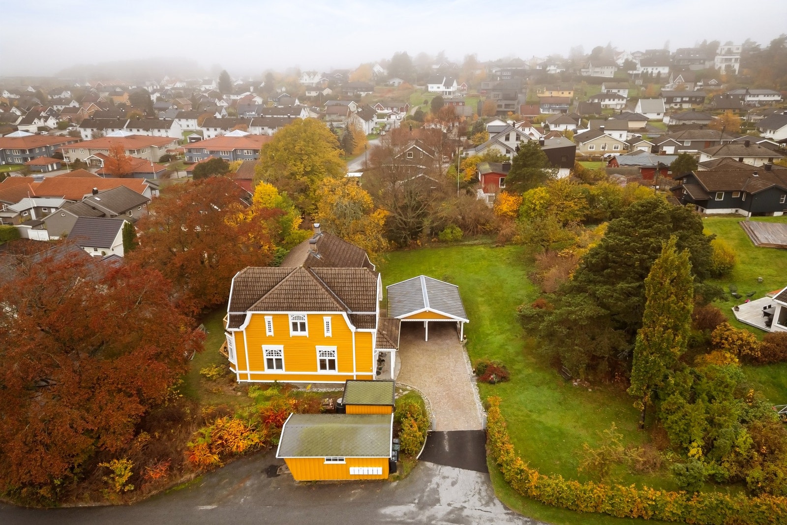 Ny gårdsplass opparbeidet med brostein i 2022. Carport med plass til to biler oppført i 2023. Det er to ladere for elbil. Galleribilde