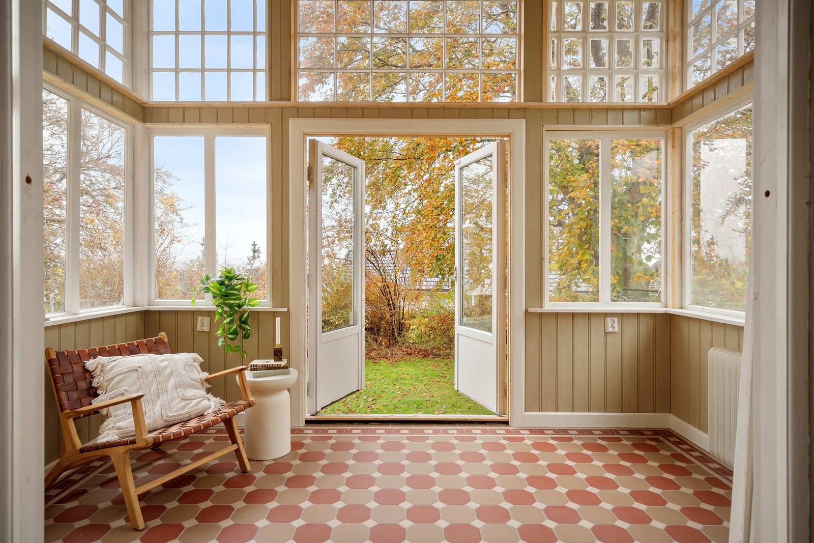 Innglasset veranda med varmekabler i gulvet - et lunt rom gjennom alle årstider. Galleribilde