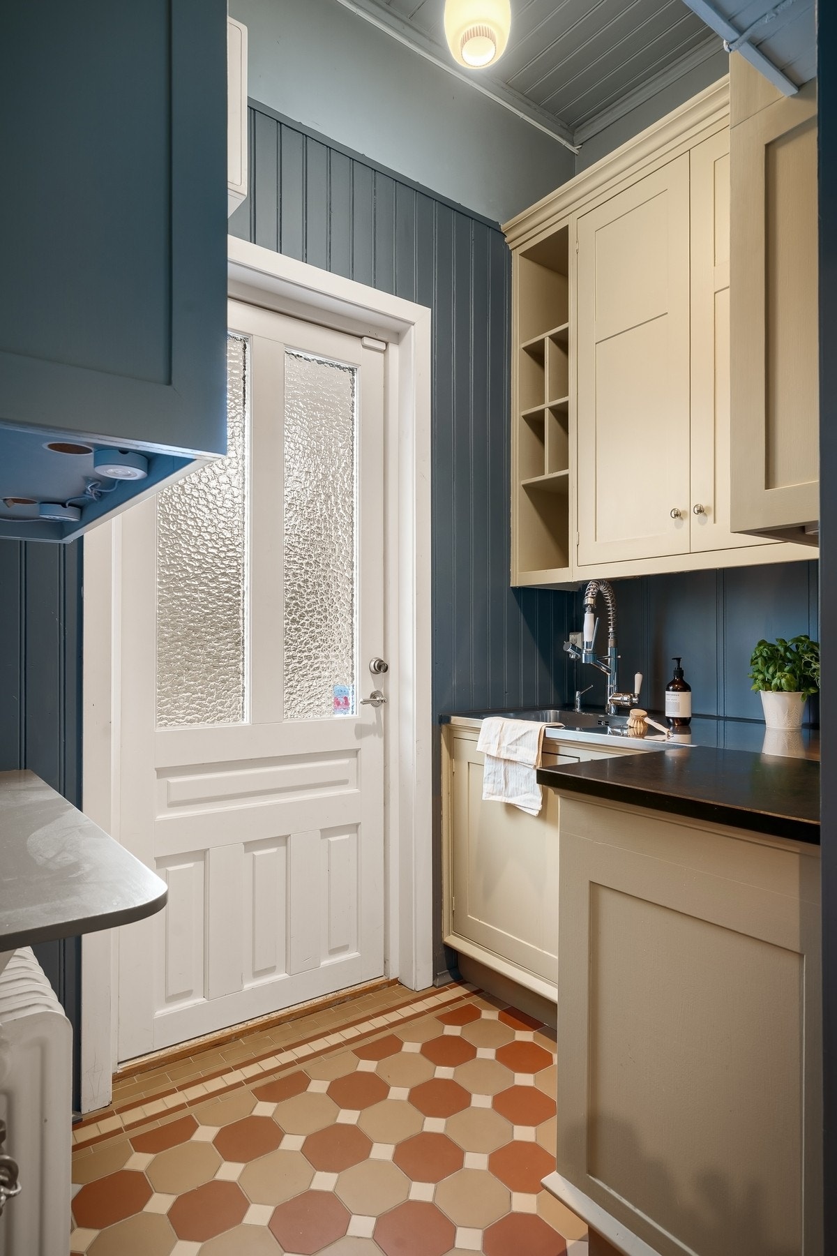 Grovkjøkken med egen praktisk inngang/utgang. Galleribilde