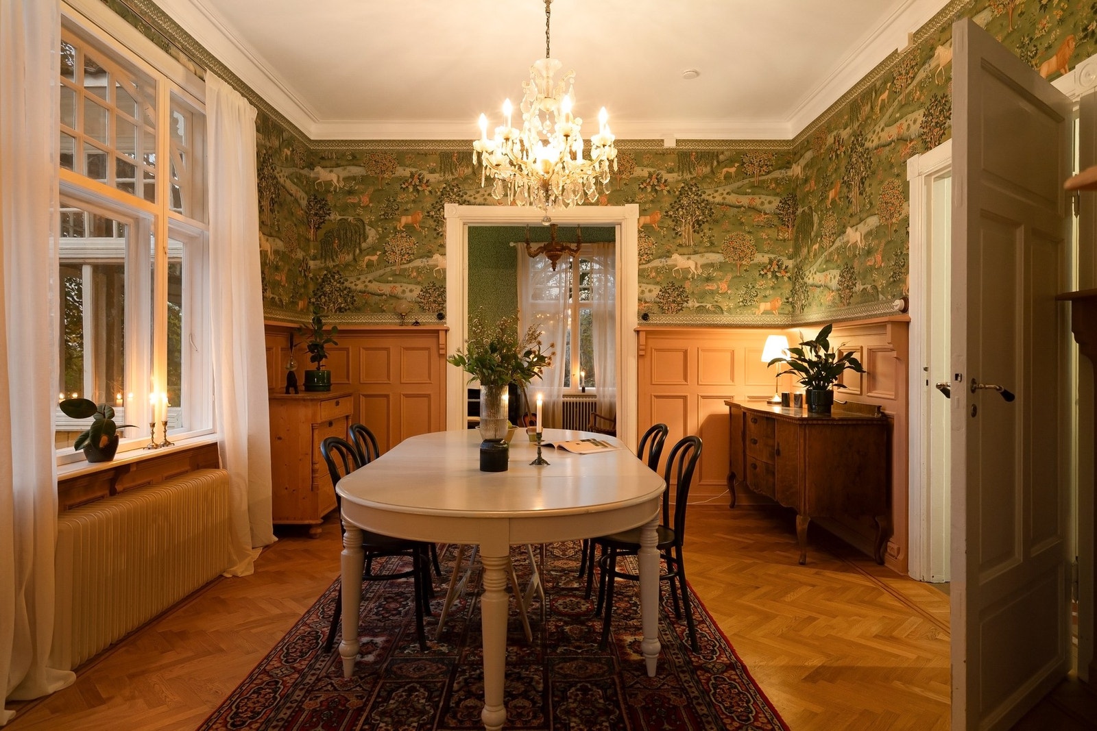 Matsalen. Et rom laget for gode samtaler og lange måltider. Legg merke til detaljene; treverket, tapetet, lyset... Galleribilde