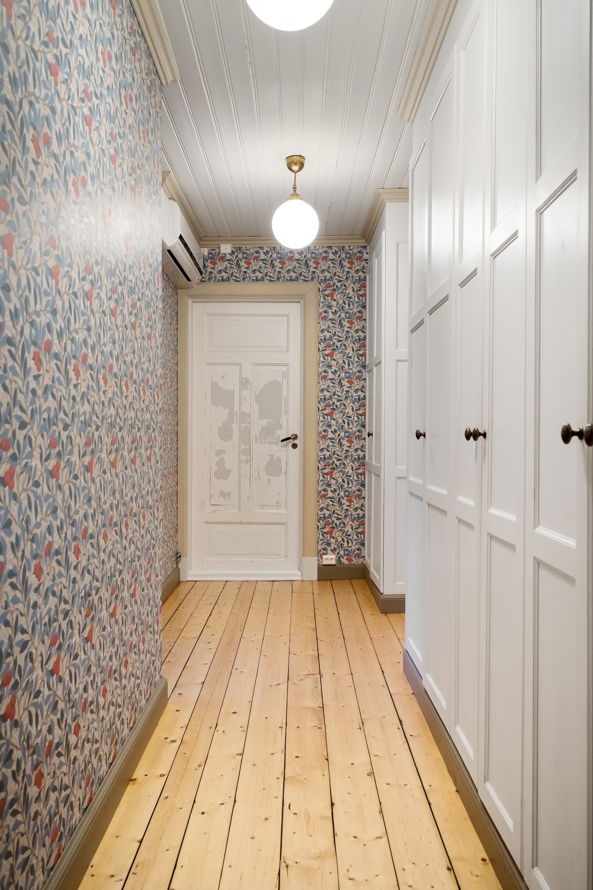 Gang med tilpasset garderobeskap. Galleribilde