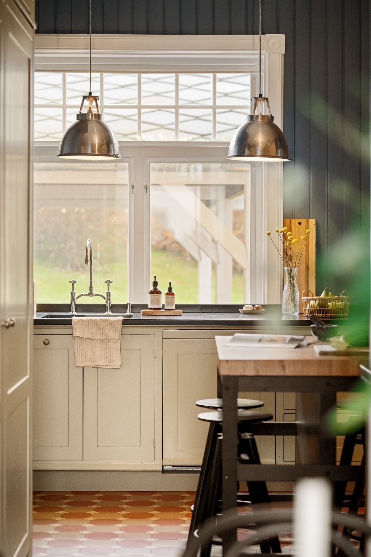 Boligen har et sjarmerende håndverkskjøkken fra anerkjente Kvänum. Kjøkkenet ble installert i 2011 og fornyet i 2022. Galleribilde