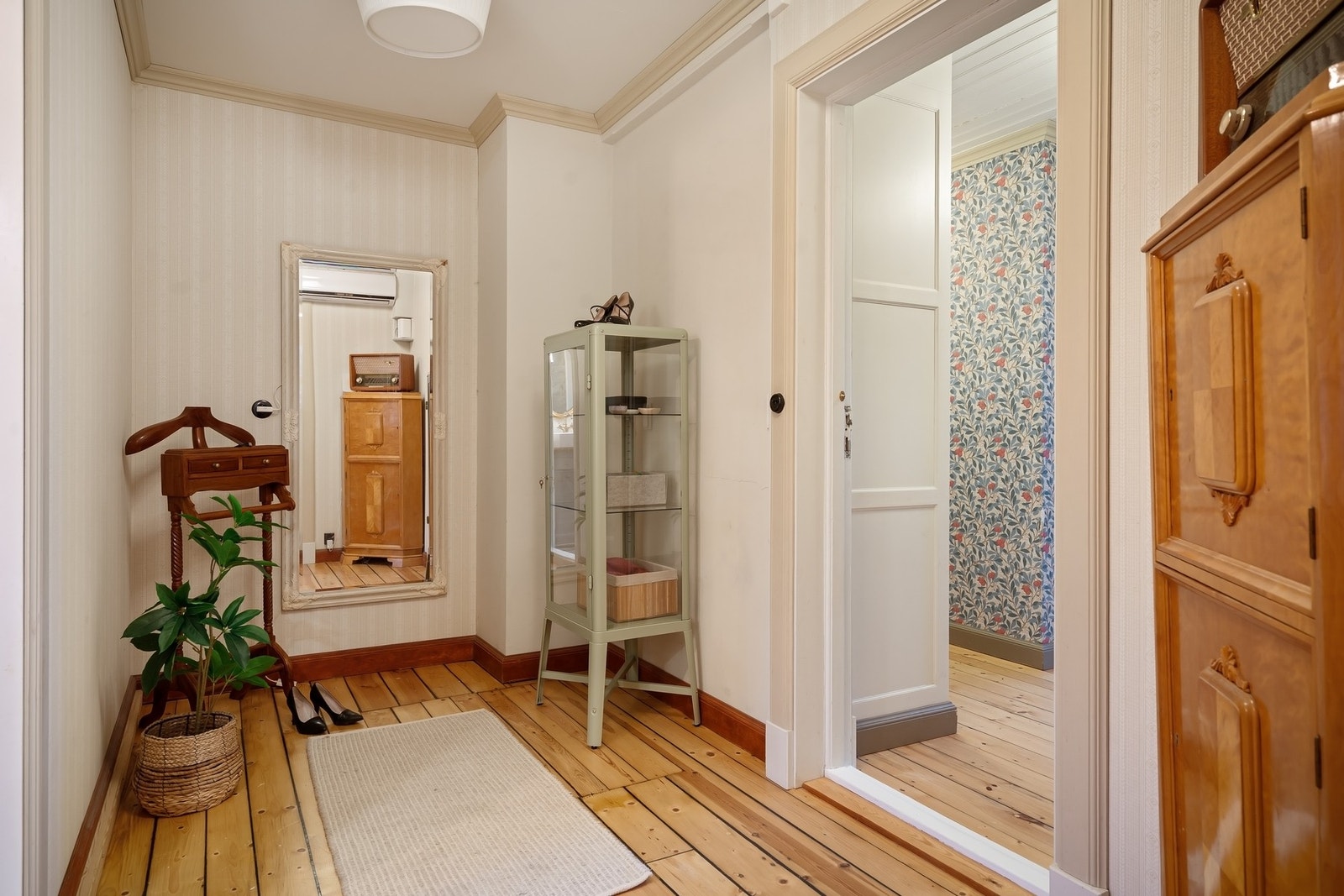 Dette rommet fungerer i dag som gang/omkledningsrom.
Kompressor i varmepumpe ble byttet i 2014 til en stillere modell.
(Mitsubishi), og ytre kobberrør ble skiftet i 2024. Galleribilde