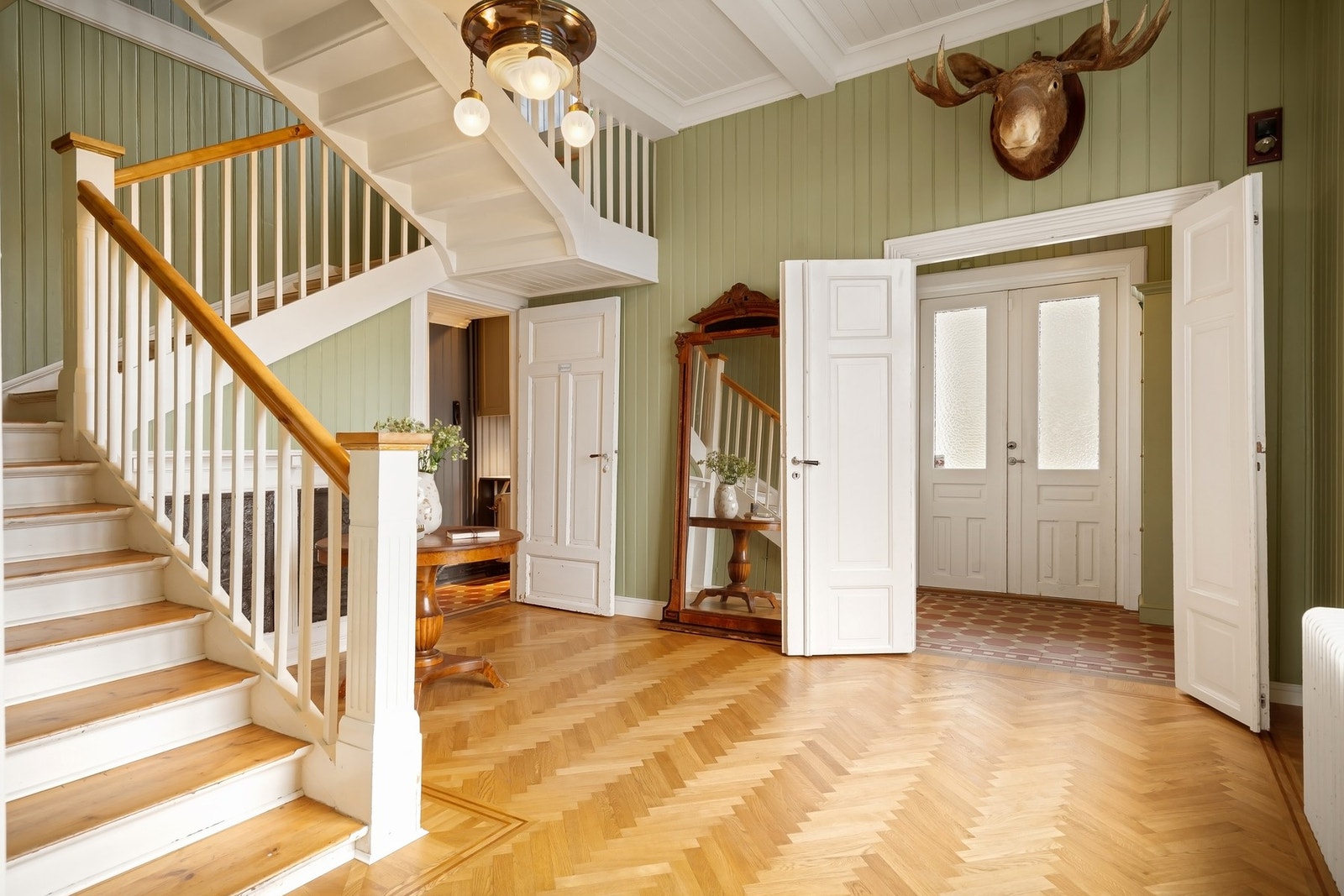 Romslig hall med god takhøyde. Galleribilde