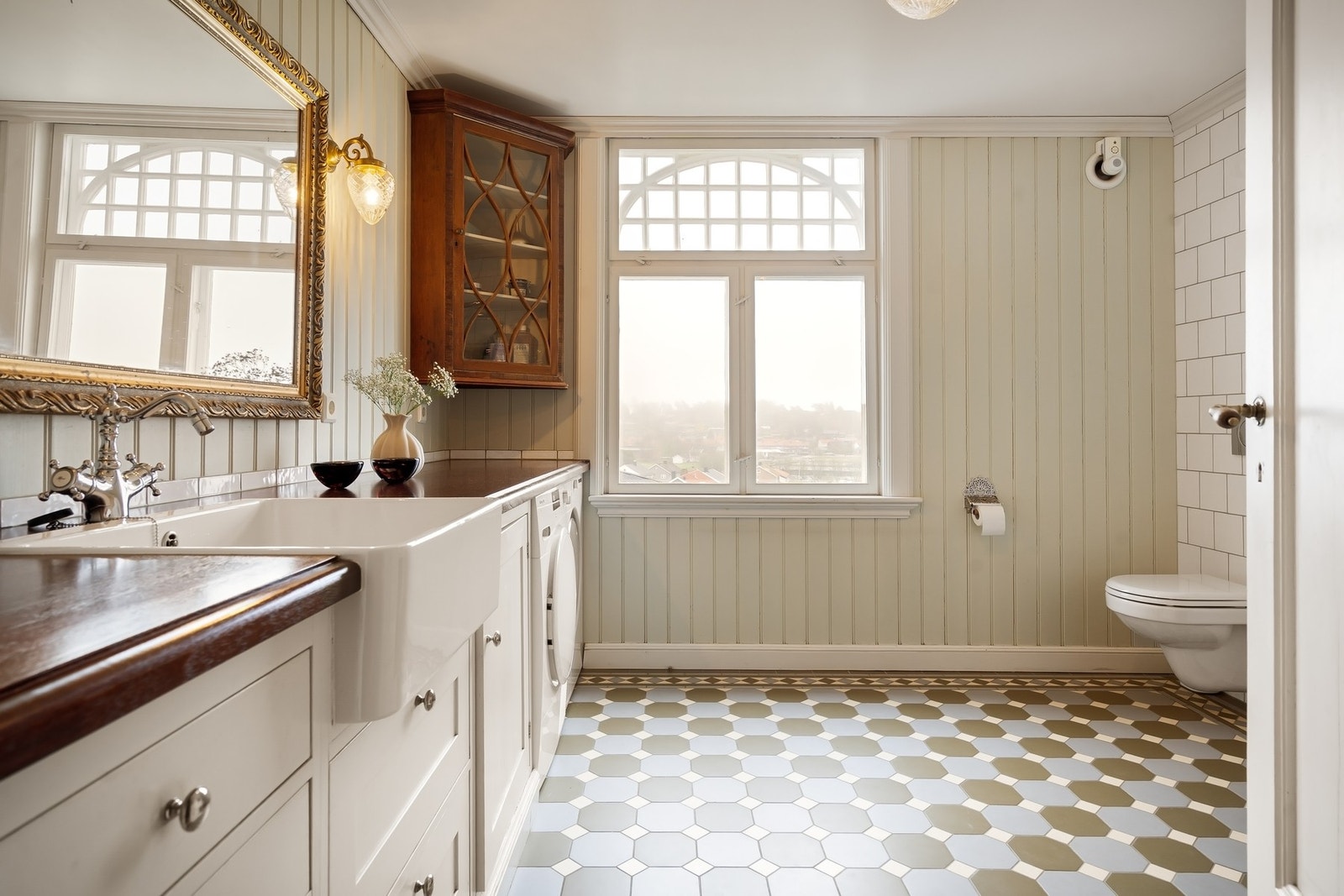 Baderom i 2. etasje, bad øst. Galleribilde