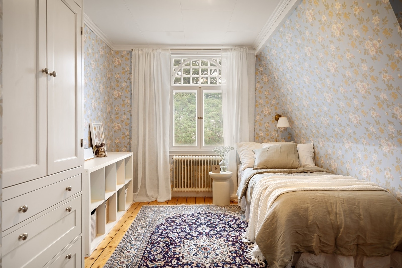 Soverom 3. Eier opplyser om at det ble gjennomført isolering og oppgradering av soverom i 2016. Galleribilde