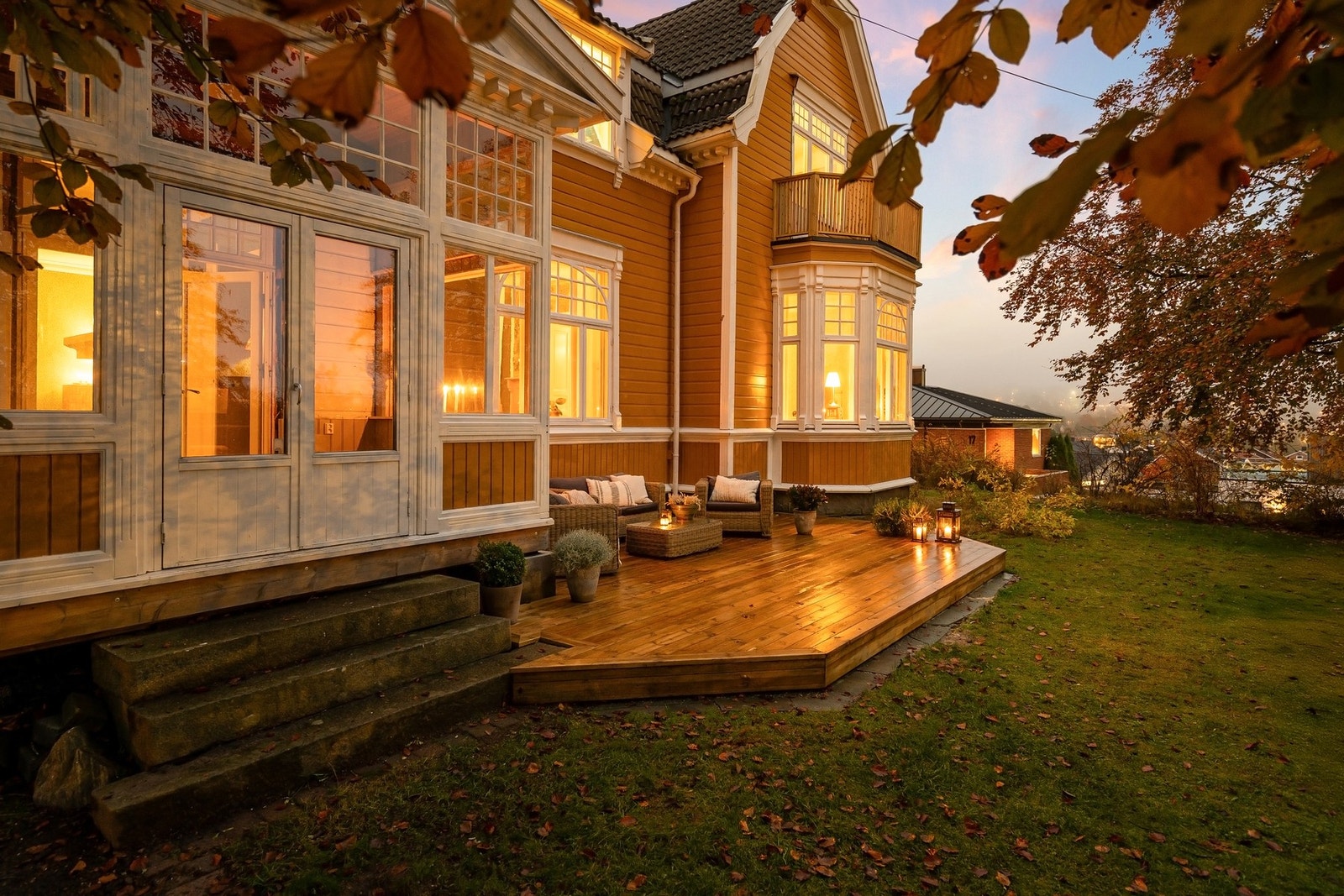 En stor, moden hage hvor årstidene setter sitt vakre preg. Galleribilde