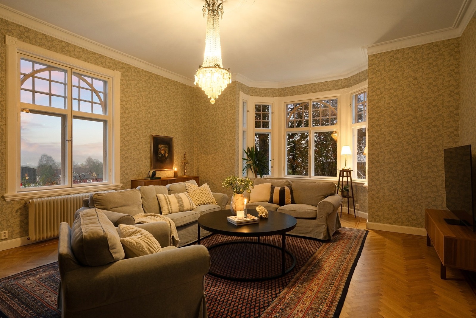 Finstue med myke sofaputer, tente lys og ro i sjelen. Galleribilde