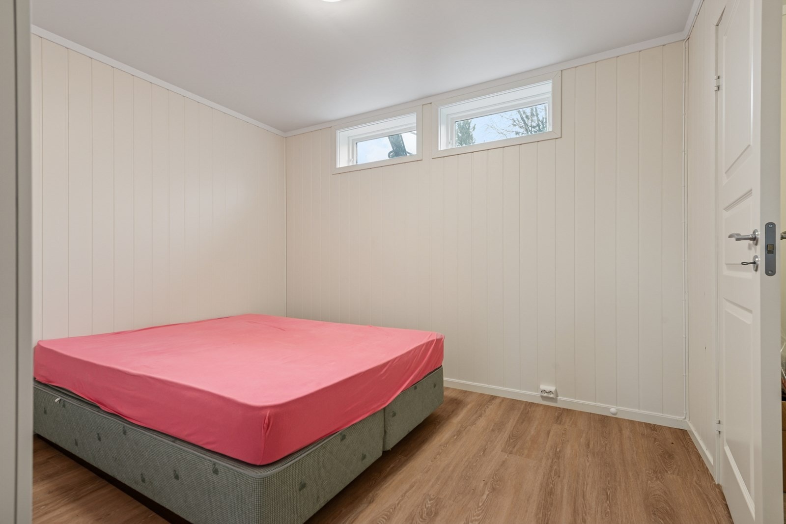 Soverommene i sokkel er ikke godkjent for opphold, se punkt ferdigattest i salgsoppgave. Galleribilde