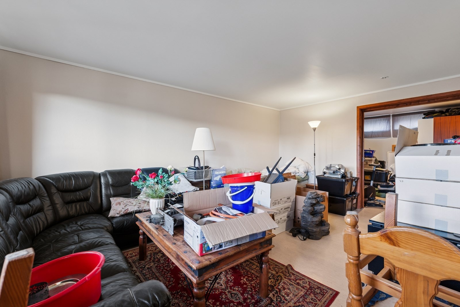 Det er opprinnelig 2 egne boenheter i sokkeletasjen, som i dag er en del av dagens to boenheter. Galleribilde