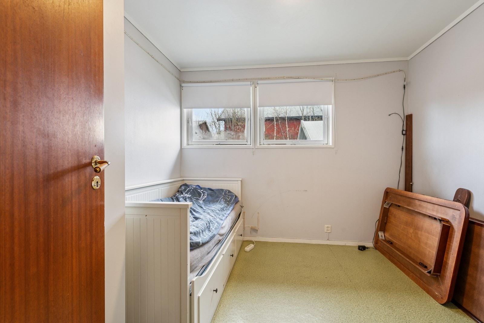 Totalt er det 6 soverom i byggets første etasje, fordelt på de to enhetene. Galleribilde