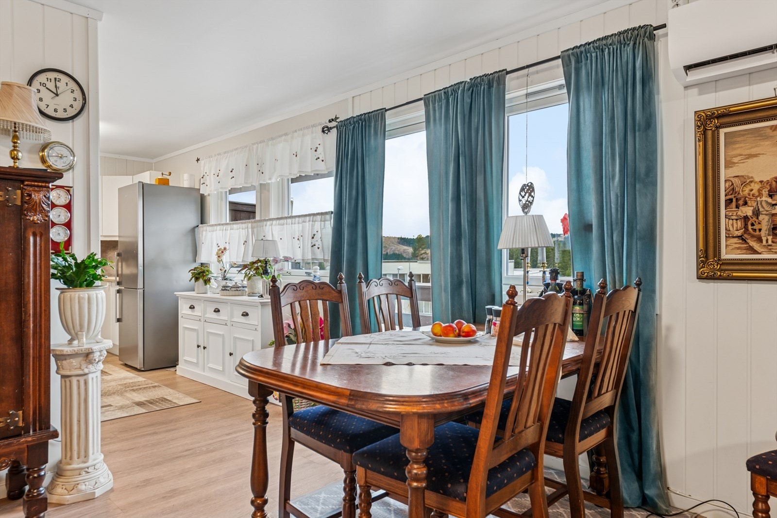 Den åpne løsningen mellom stue og kjøkken gir en god romfølelse. Galleribilde