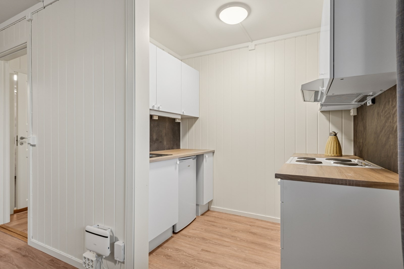 Åpen løsning til kjøkkenet som ble pusset opp i 2021. Galleribilde