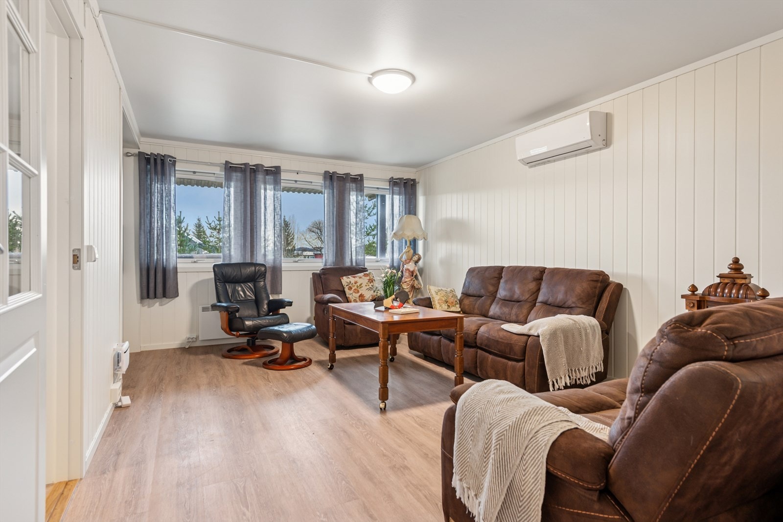 Bygget gir muligheter til å benytte hele selv, eller som generasjonsbolig med utleiedeler i sokkel. Galleribilde