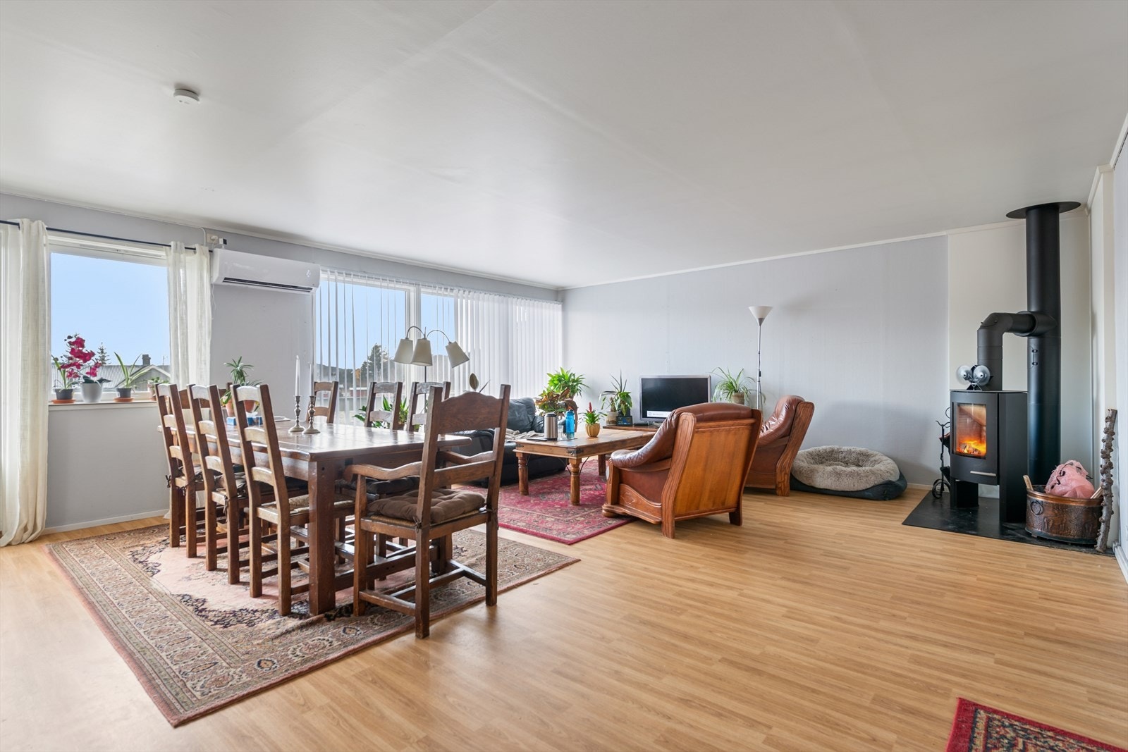 Romslig stue med plass til både sofa og spisestuemøbel. Galleribilde