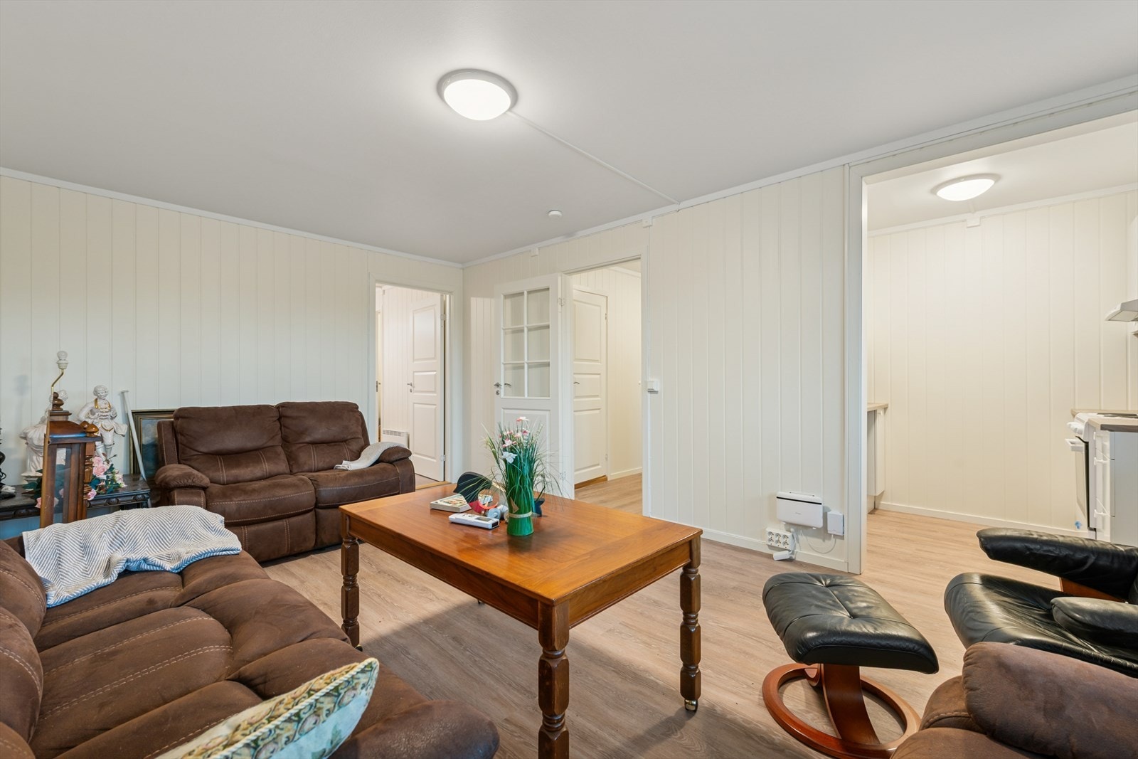 Stue i sokkeletasje med plass til sofagruppe. Galleribilde