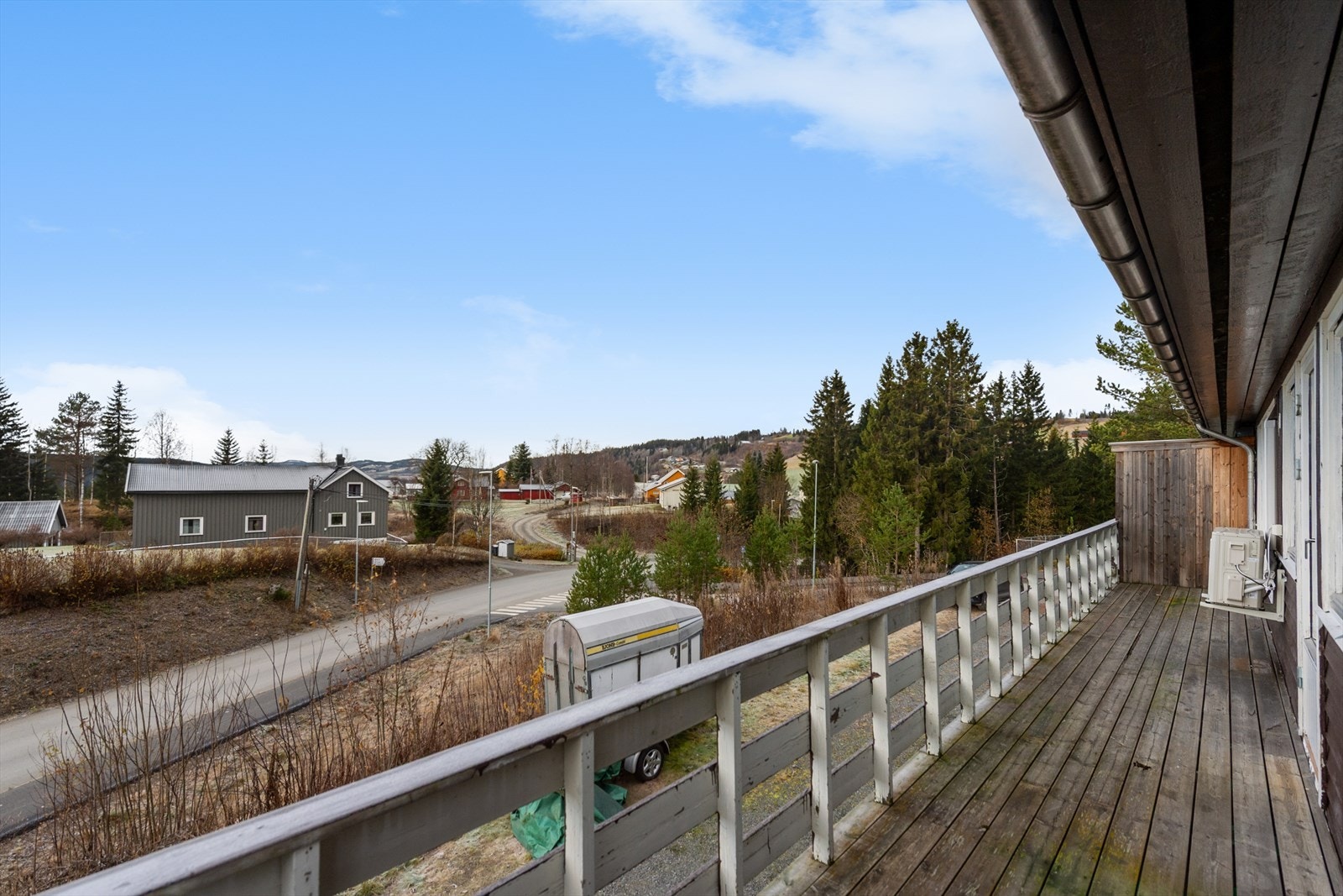 Vestvendt veranda utenfor stuen. Galleribilde