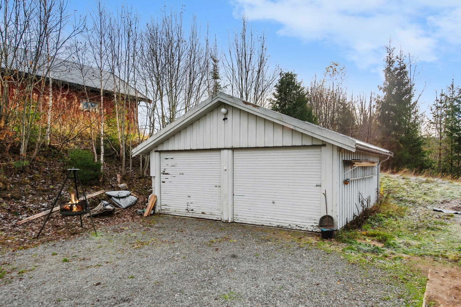 Godt med parkeringsmuligheter på tomten, både på gårdsplasser og i garasje. Galleribilde