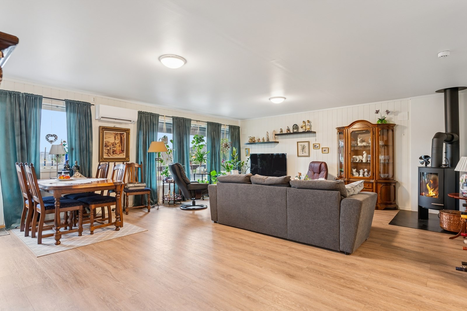 Lys og romslig stuen med plass til å møblere i flere soner. Galleribilde