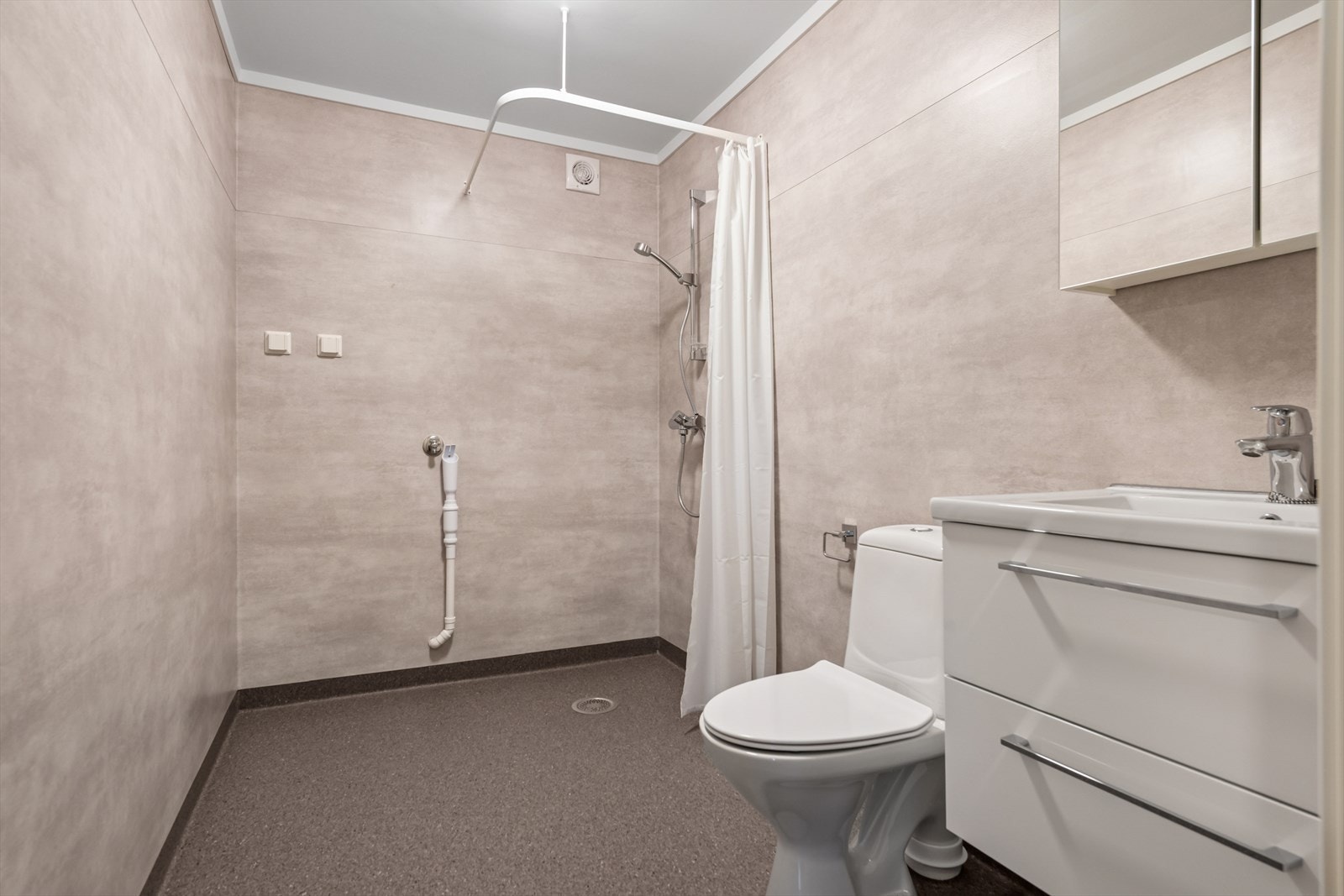 Baderommet kombineres med vaskerom, og ble pusset opp i 2021, ifølge tidligere salgsoppgave. Galleribilde