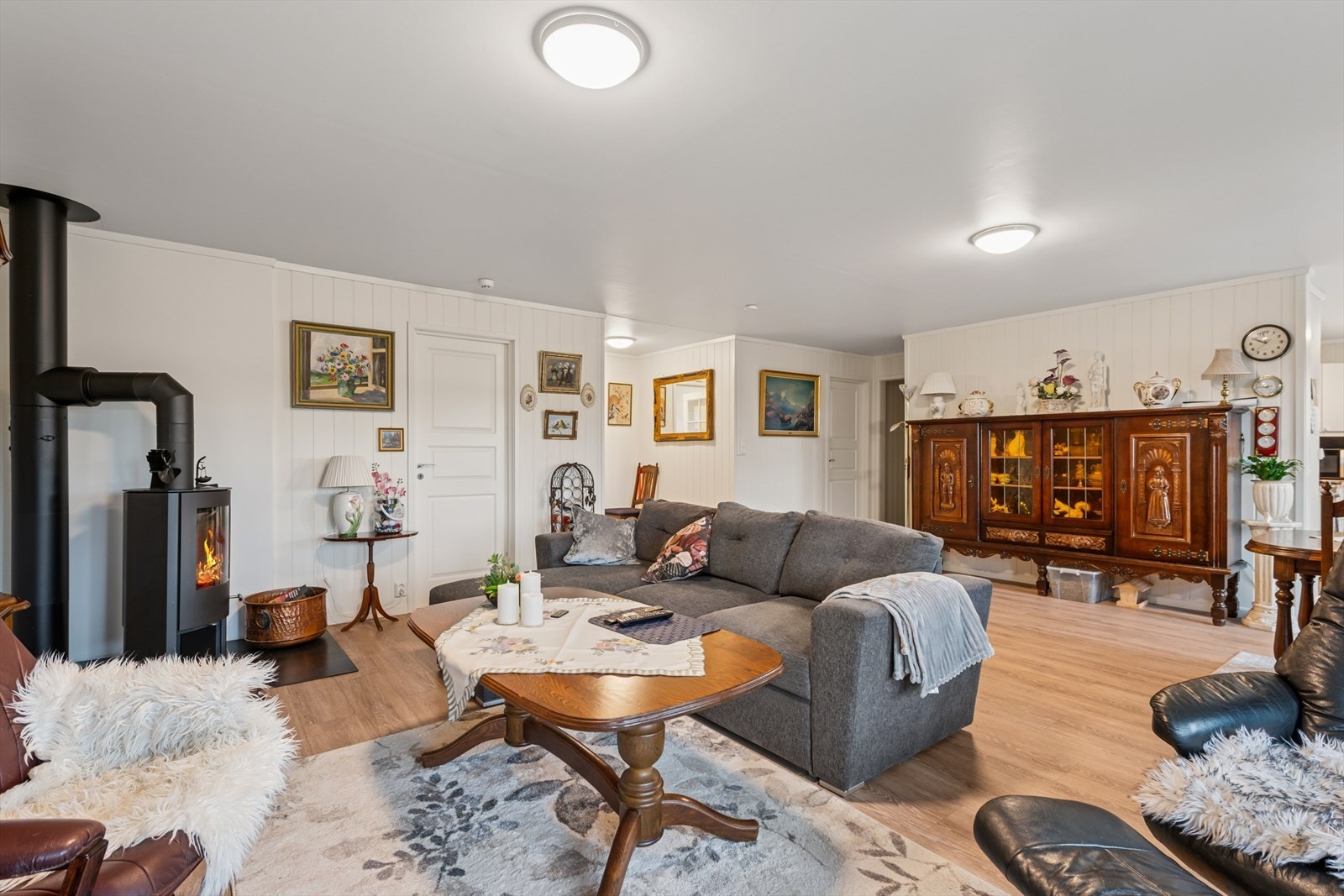 Boligen varmes opp med bla. varmepumpe og vedfyring i peisovn. Galleribilde