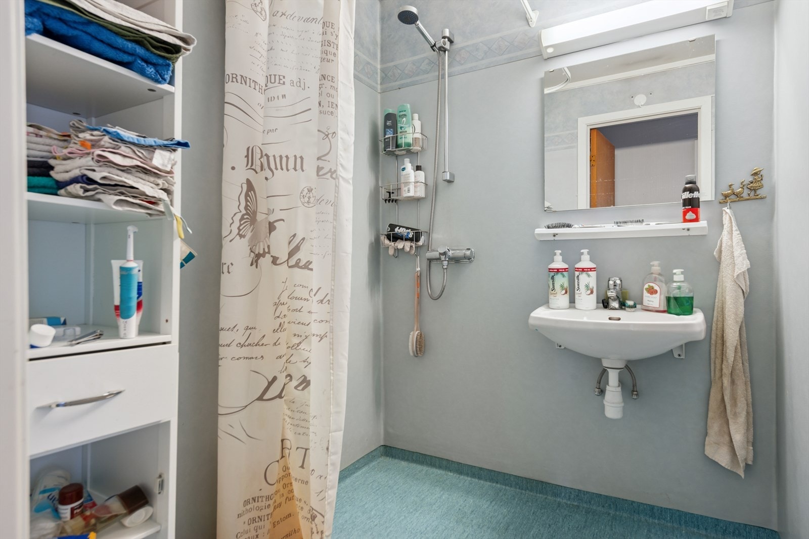 Eldre baderom som er enkelt innredet. Galleribilde