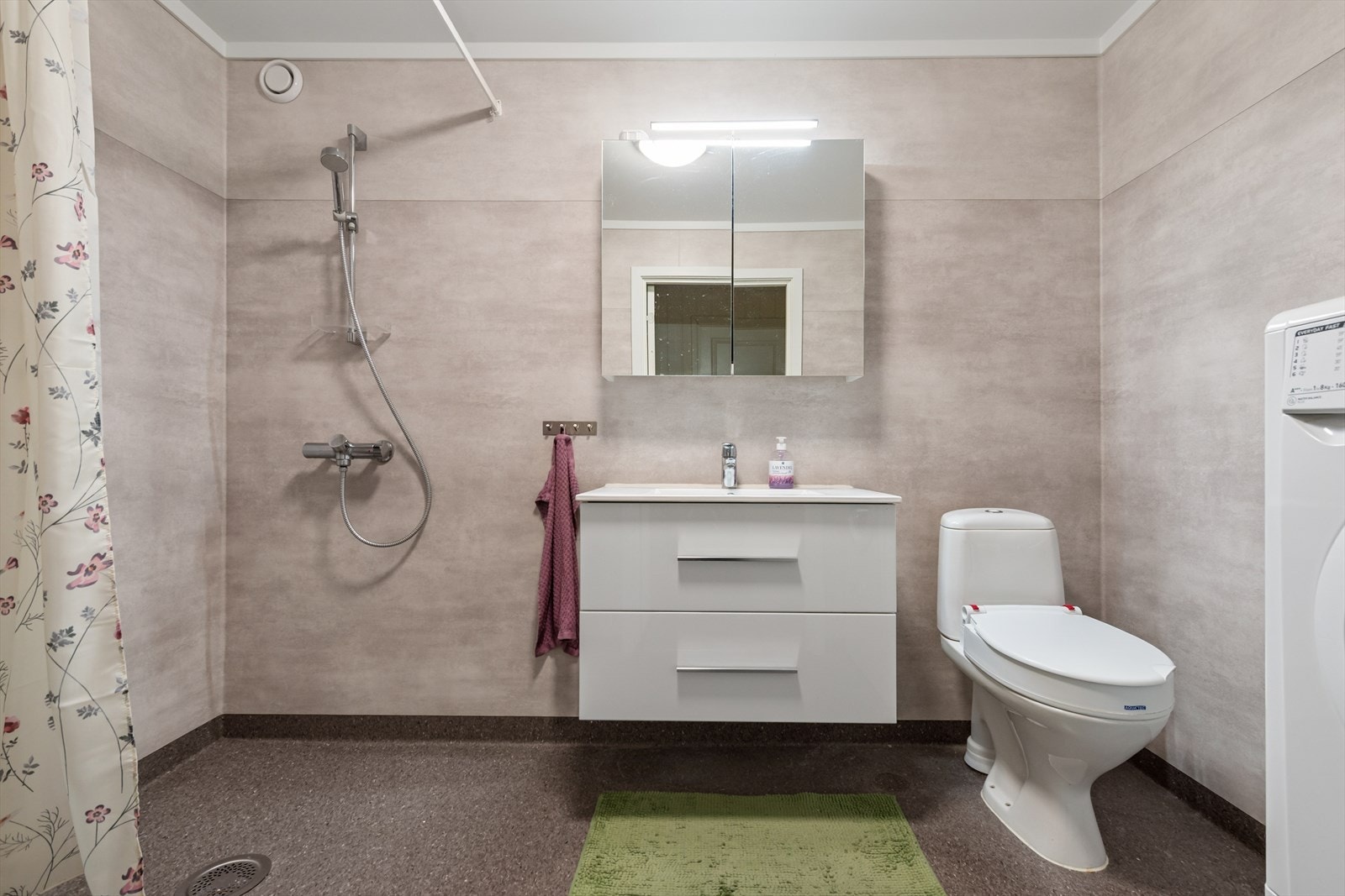 Badet kombineres med vaskerom, og er pusset opp i 2020, ifølge tidligere salgsoppgave. Galleribilde