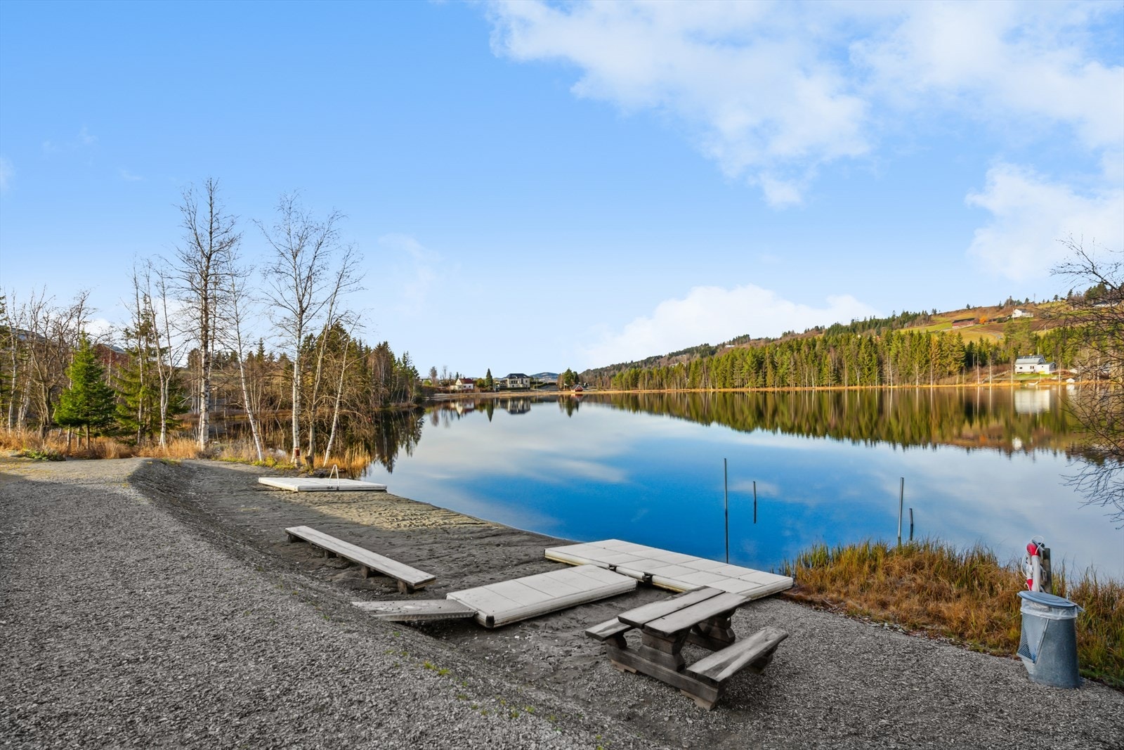 Badeplass med brygge, utelivscamp mv. ligger rett ved eiendommen. Galleribilde