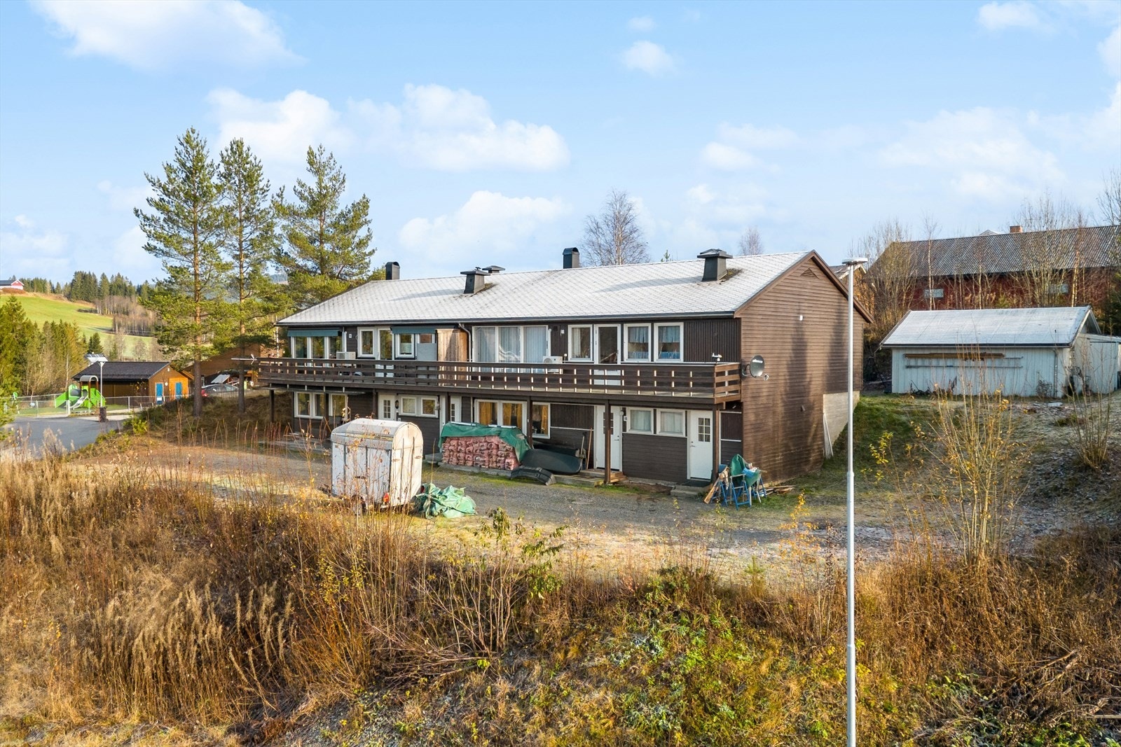 Eiendommen har en ideell beliggenhet nær barnehage, skole, idrettsplass og nærmiljøpark. Galleribilde
