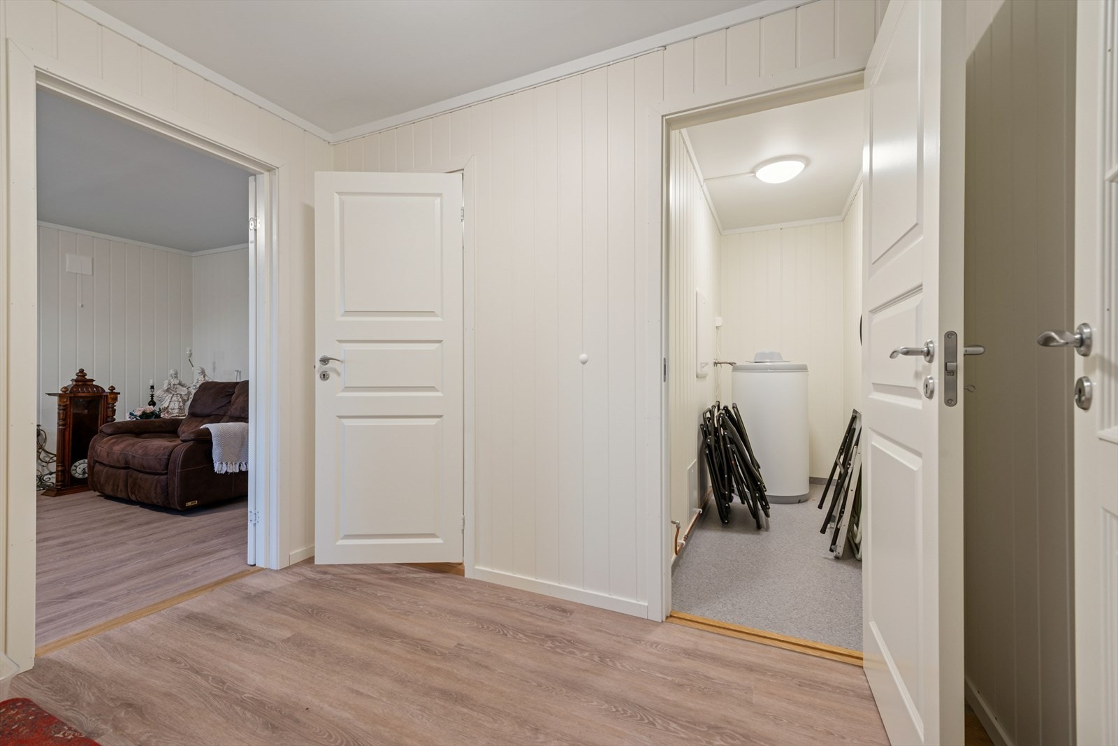 Sokkeletasje med egen utgang og dør til innvendig trapperom og bodarealer. Galleribilde