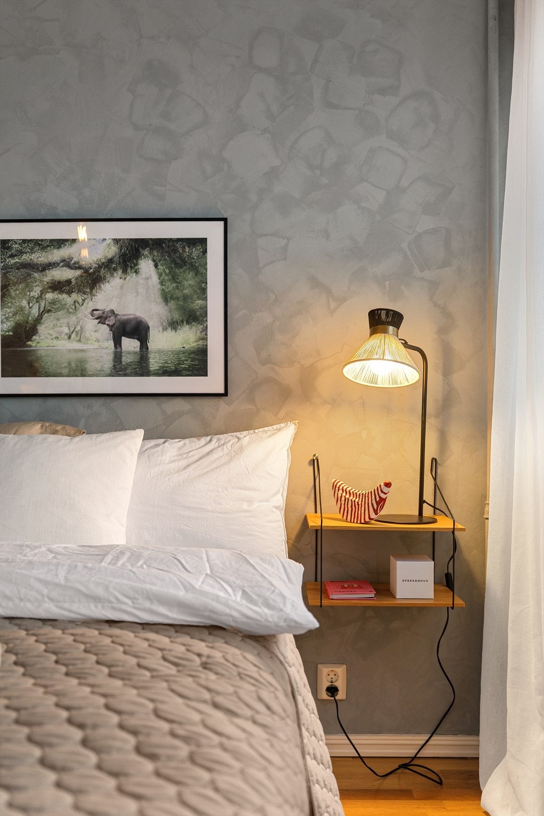 Soverommet har gode møbleringsmuligheter for seng og nattbord på hver side Galleribilde