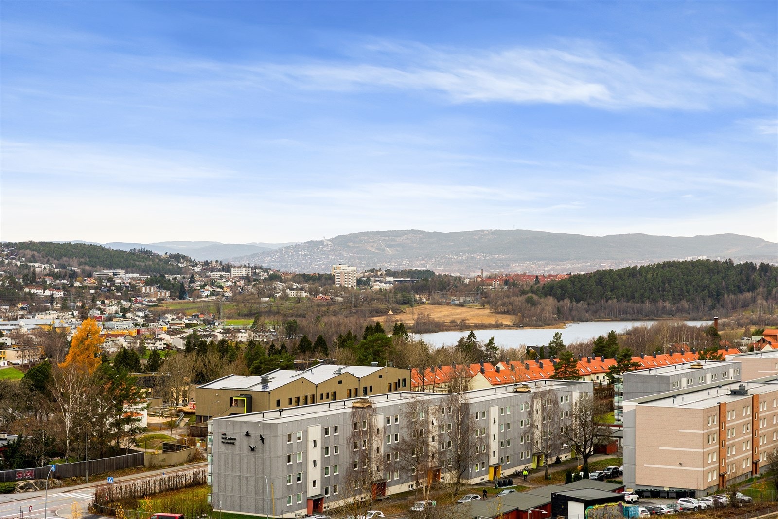 Flott utsikt mot Holmenkollen og Østensjøvannet Galleribilde