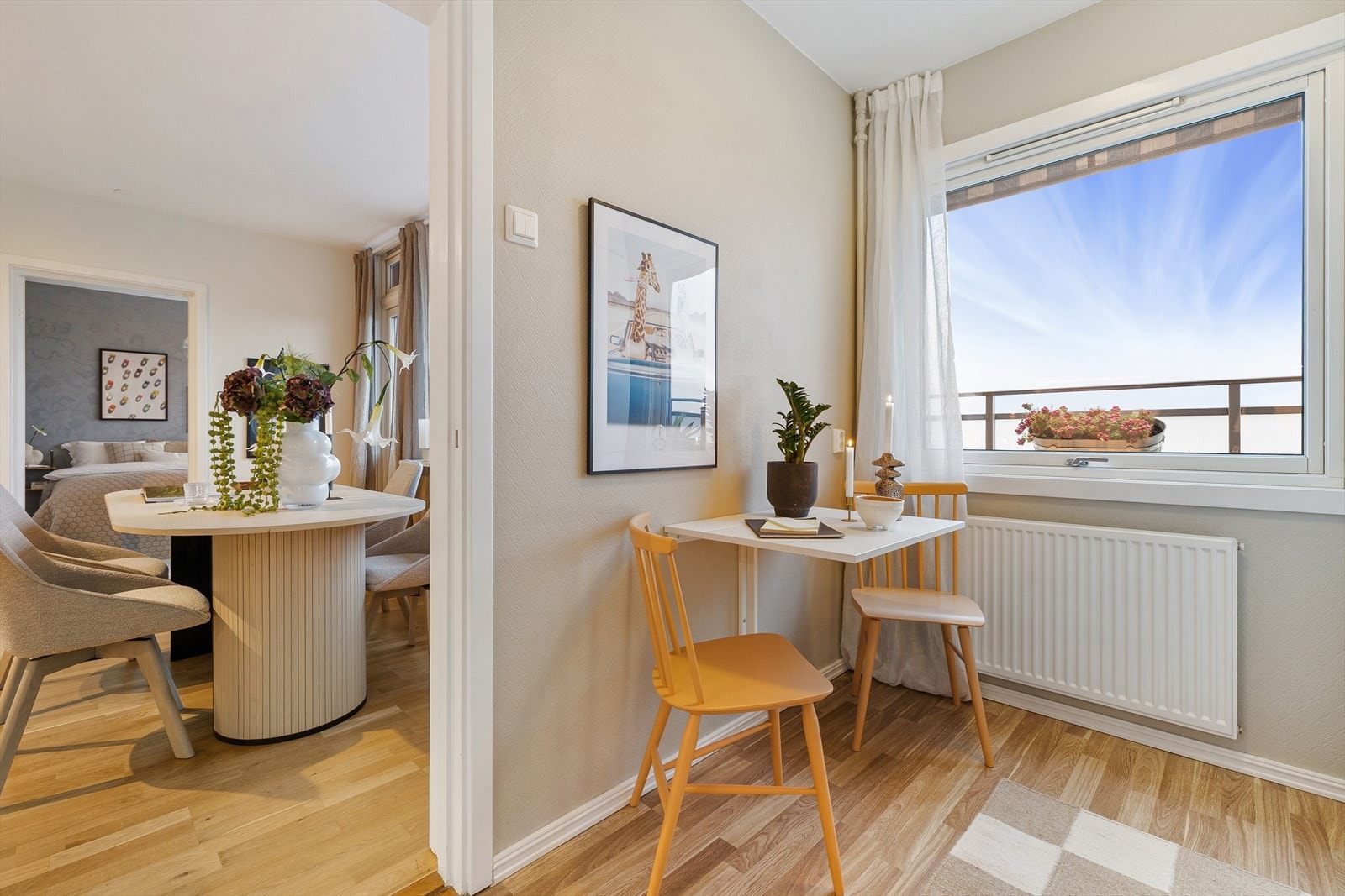 Fra stuen er det adkomst til kjøkkenet Galleribilde